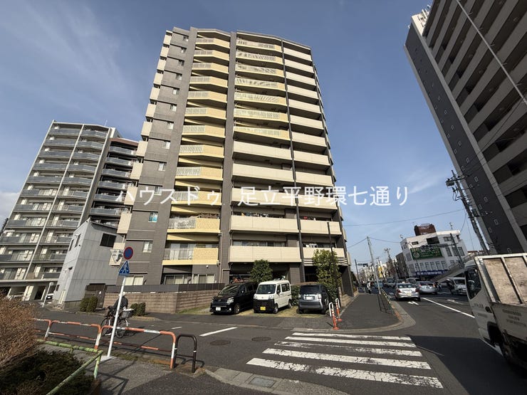 【外観】
存在感のある外観が魅力のマンション。駅や生活施設へのアクセスも良好で、利便性の高い立地です。