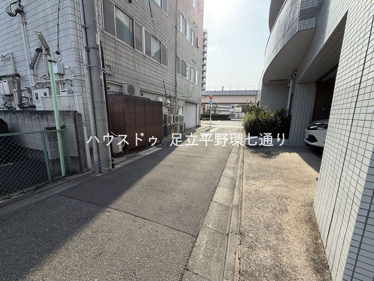 建物横の通路は見通しが良く、採光もしっかり確保された安心感のある環境。駐車スペースへの動線もスムーズです。