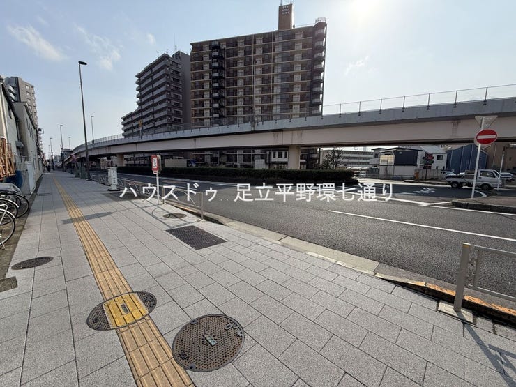 近隣には広い道路があり、交通アクセス良好。歩道も整備されており、日々の通勤やお出かけにも便利な立地です。
