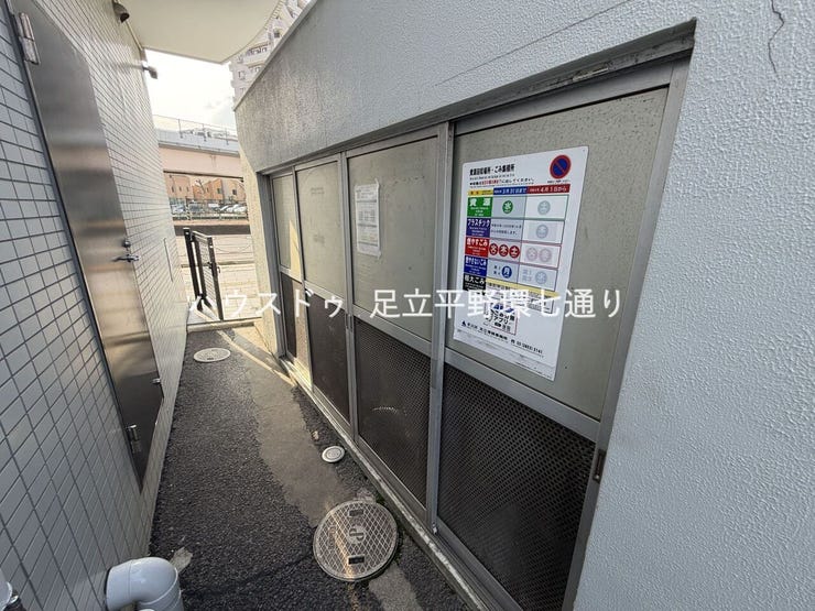 敷地内にゴミ置き場が設置されており、日々のゴミ出しもラクラク。管理体制も感じられる清潔感のある共用部です。