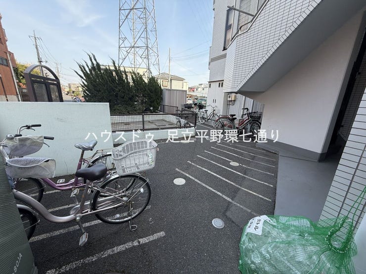 駐輪スペースがしっかり確保されており、自転車利用の方にも便利。屋外ながら整理された使いやすい配置です。