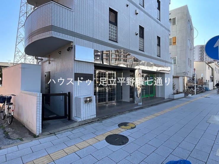 エントランスはタイル貼りで高級感のある外観。歩道も整備されており、安心して出入りできます。