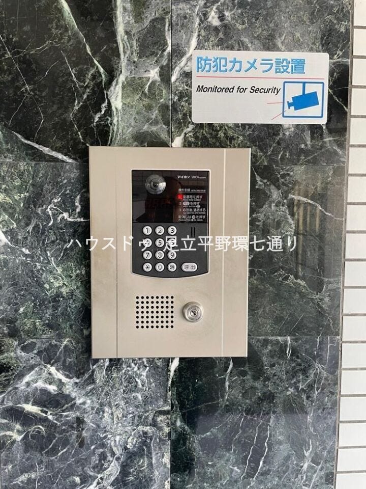 オートロック付きで防犯面も安心。セキュリティ面に配慮されたマンションです。