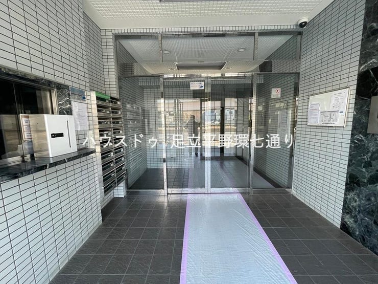 ガラス扉のある明るいエントランスホール。清潔感があり来客時の印象も良好です。