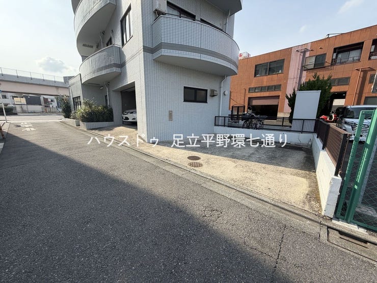 前面は車通りの少ない落ち着いた道路に面しており、駐車や車の出し入れもスムーズ。建物前にはゆとりあるスペースが確保されています。