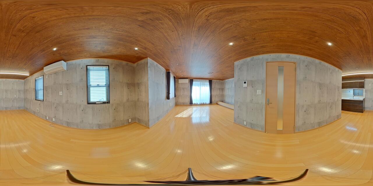 開放感あふれるLDK。大きな窓から光が差し込み、明るく心地よい空間です。