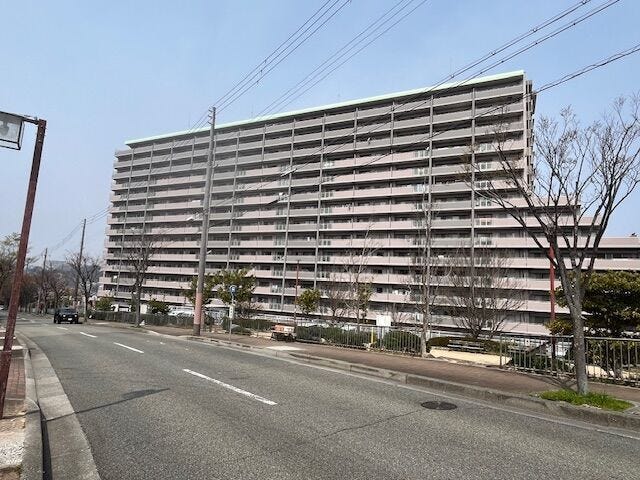 【外観】
管理の行き届いた、200室の風格のあるマンションです。間近にイオンがありお買い物には便利。また、バルコニーから明石海峡大橋が望めます。