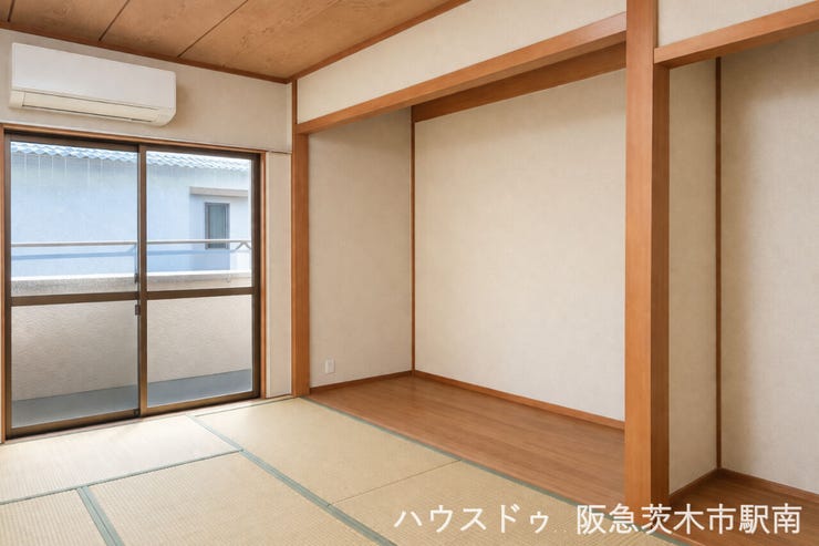 収納スペース充実、バルコニーに面した明るい和室です