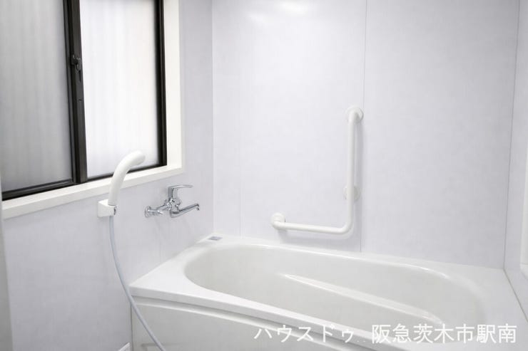 清潔感あふれる浴室と安心の手すり付きで快適に使える魅力の空間です