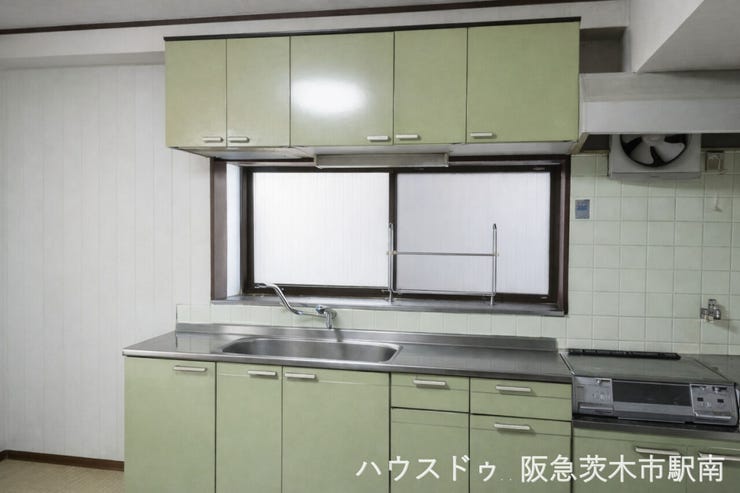 窓付きで換気良好、収納豊富で使い勝手の良いキッチンです