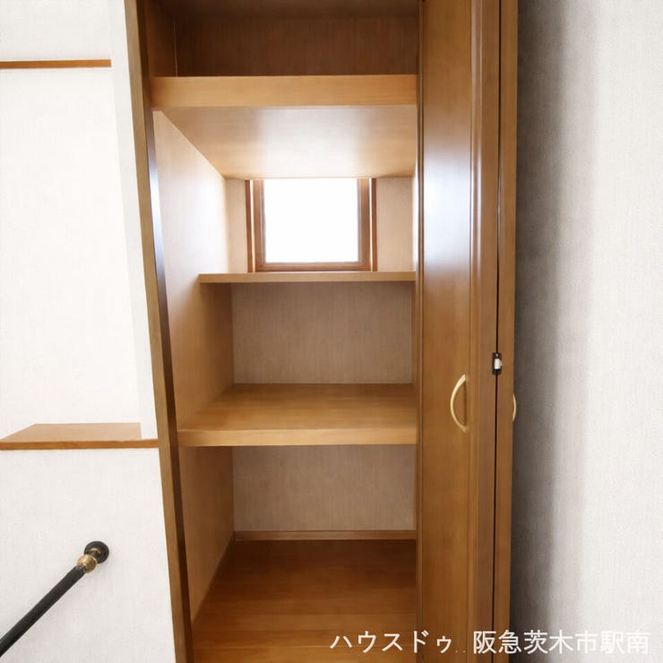 窓付きで換気良好、収納力のある便利な物入スペースです