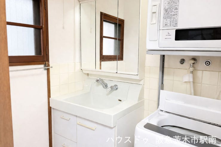 窓付きで明るく使いやすい清潔感のある洗面スペースです