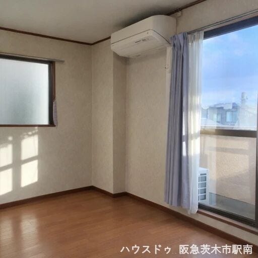 陽当たり良好、バルコニー付きで明るく開放感ある洋室です