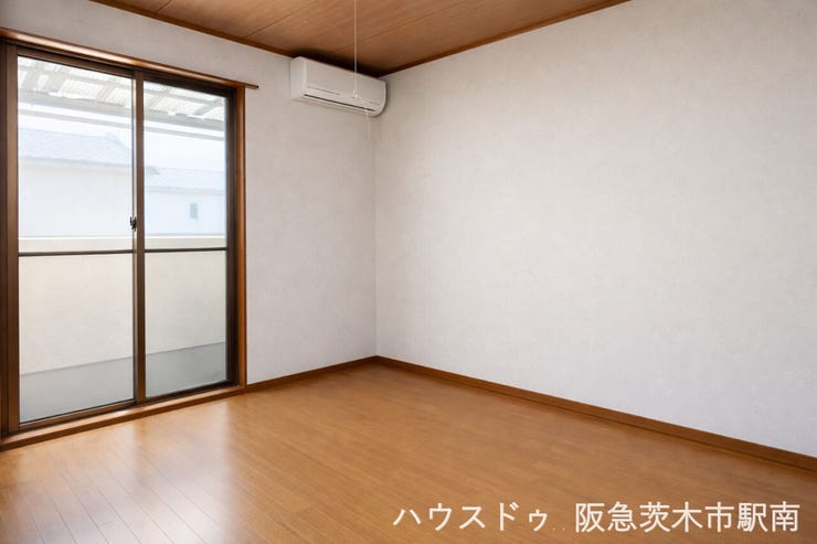 バルコニーに面した明るい洋室、風通しも良好です