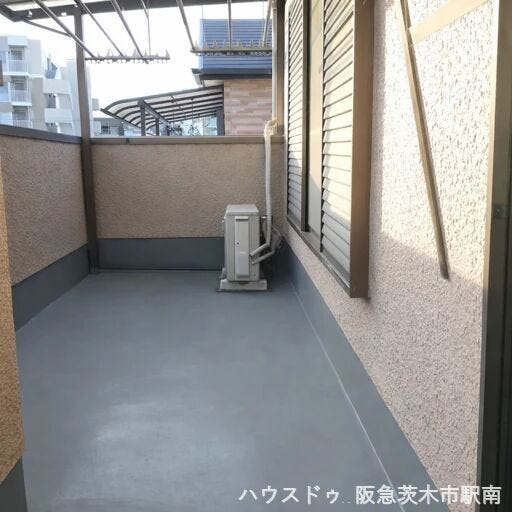 ゆとりある玄関ポーチ、雨に濡れにくく使い勝手良好です