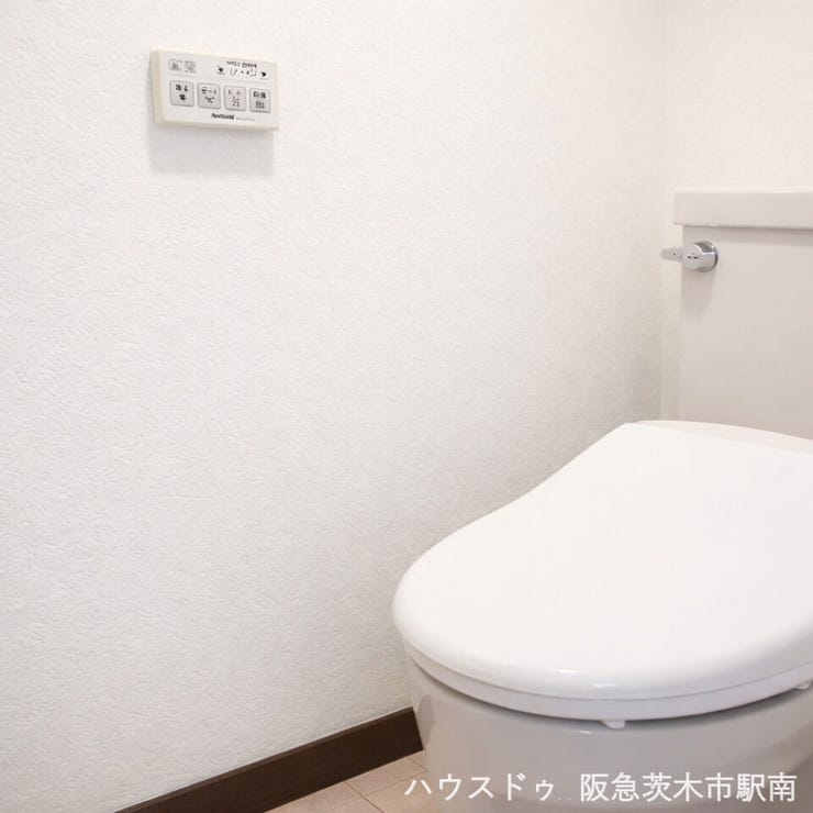 温水洗浄便座付き、清潔感のある使いやすいトイレ空間です
