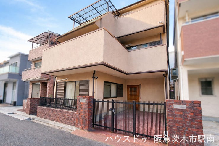 閑静な住宅地に佇む、鉄骨3階建ての明るい戸建住宅です