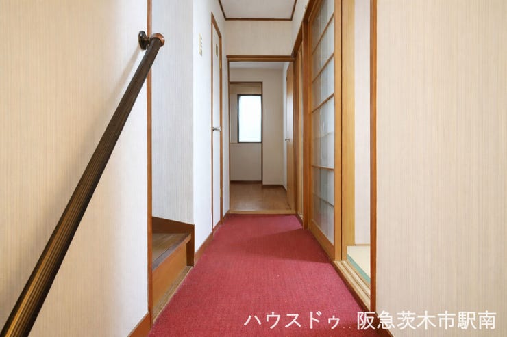 手すり付きで安心、安全に配慮されたゆとりある明るい廊下です