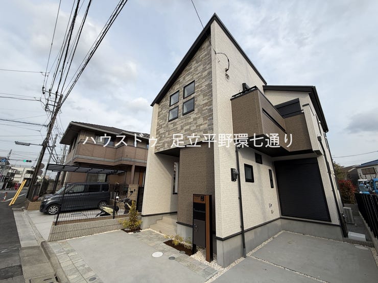 【外観】
角地風の開放感ある立地。前面道路も広く、車の出し入れがしやすいゆとりある住環境です。