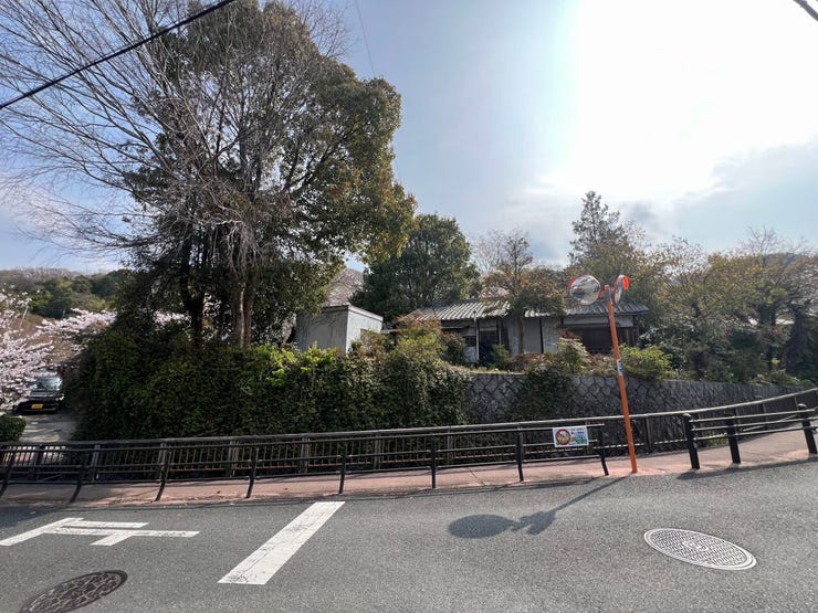 ・閑静な住宅地に位置する約221坪の売土地。ゆとりある敷地で庭や駐車場付き住宅も可能です!