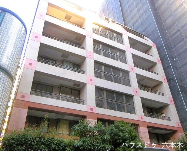 【外観】
淡い茶系カラーが印象的な外観デザイン