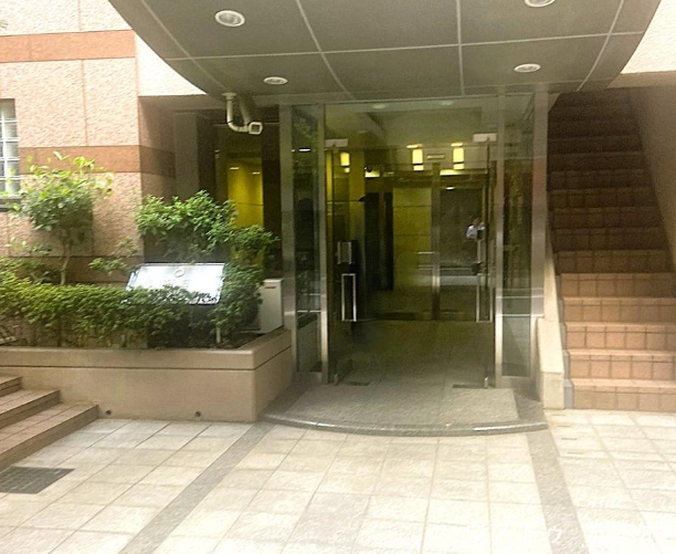 落ち着いた雰囲気のエントランス