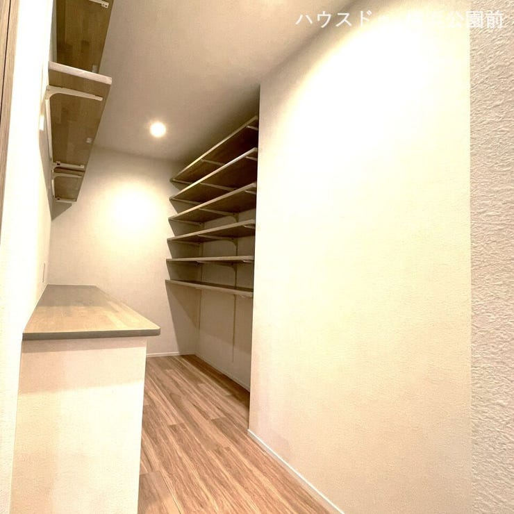 ユーティリティスペースも確保。炊事や掃除などの家事全般の備品は、こちらに収納しておきましょう。