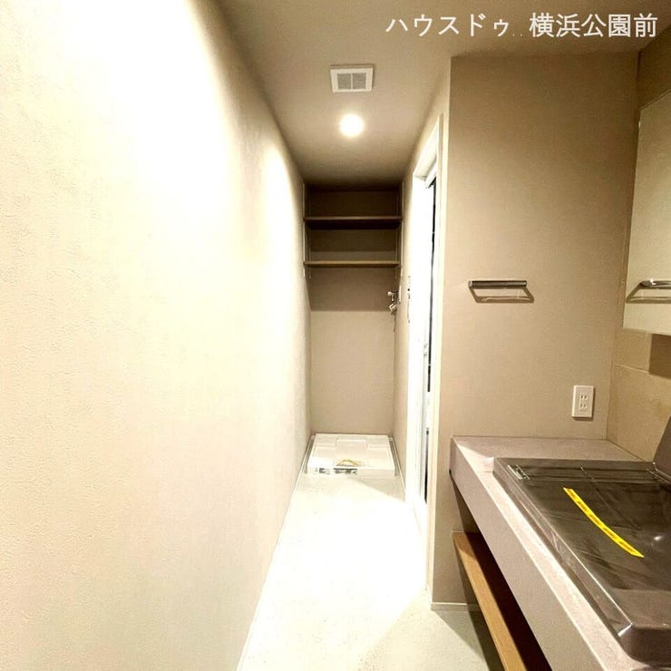 西側の洗面所です。浴室・洗濯機置き場と併設しております。