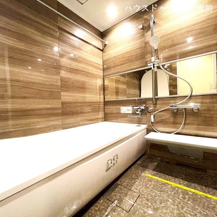 西側の浴室です木目調のタイルが張られ、シックで落ち着いた空間となっております。。