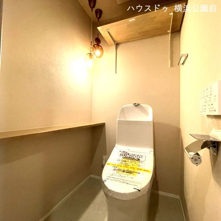 西側浴室そば、2つ目のトイレです。2つのトイレとも、温水洗浄・温便座機能つきです。