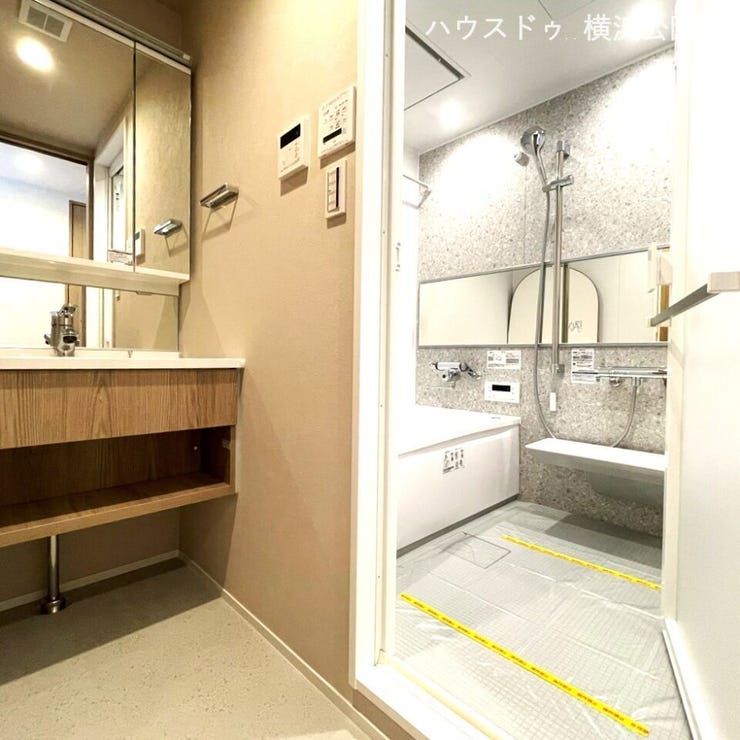 北側の洗面所です。設備は西側と変わりありません。