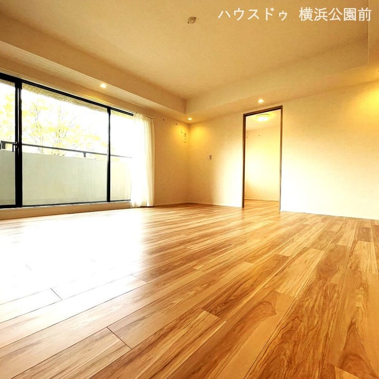 約14.9帖の洋室です。北側バルコニーに面しております。主寝室としてのご利用はいかがでしょうか。