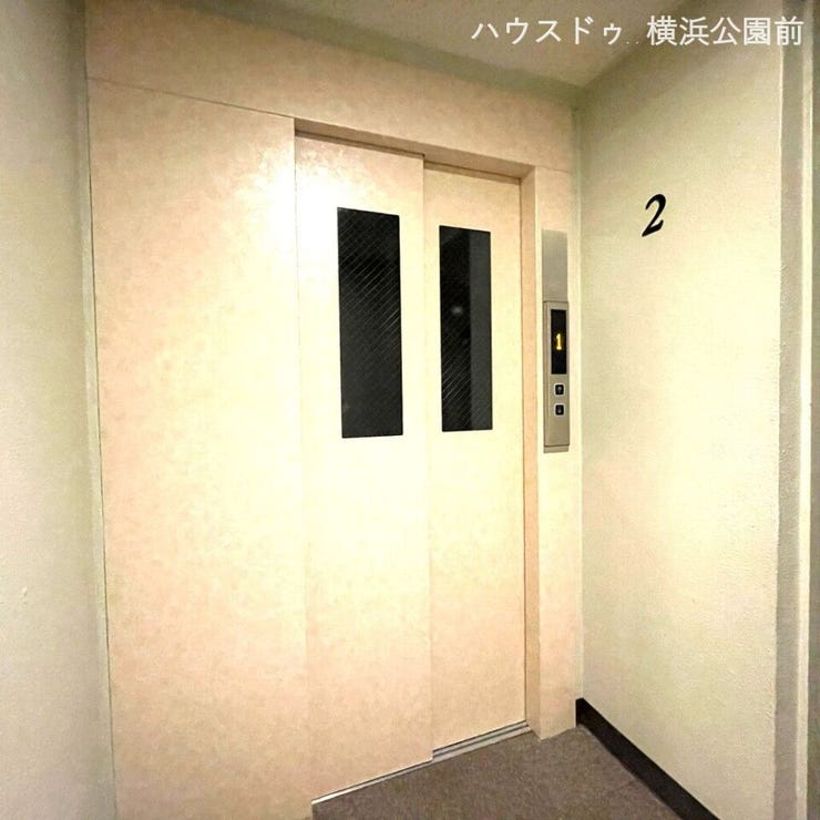 エレベーターです。シックで落ち着いた雰囲気、高級感があります。