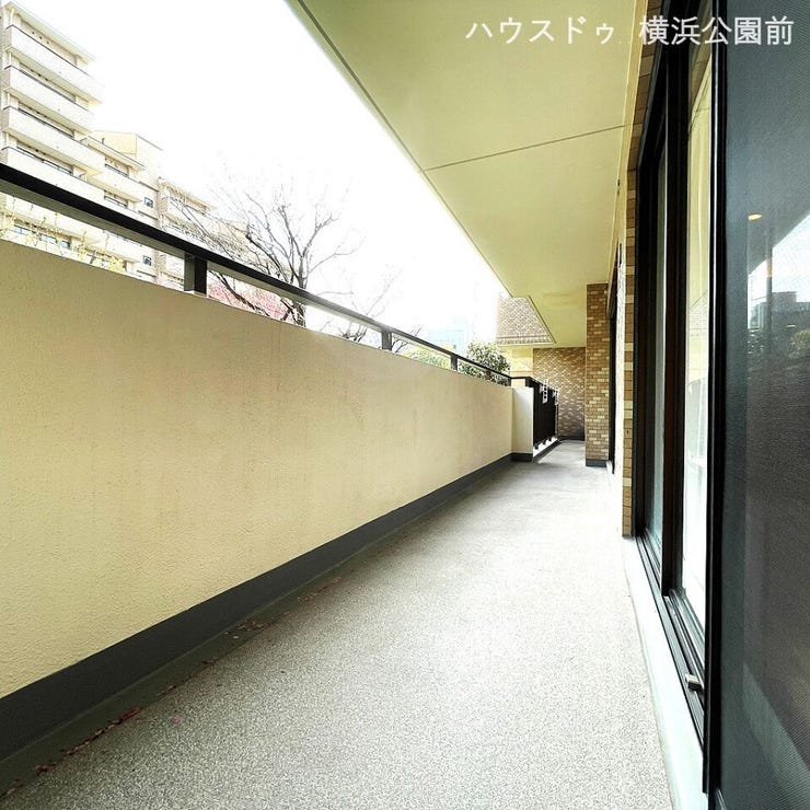 南側バルコニーの写真です。竿掛けもついています。