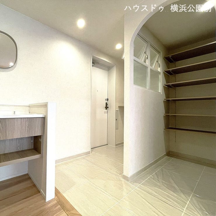 玄関の写真です。上がり框が低くフラットでありながら広く設計されております。