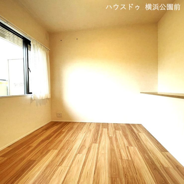 主寝室は約5.2帖のサービスルームと併設しております。物置として使うもよし、お子様の遊び場として使うもよしです。