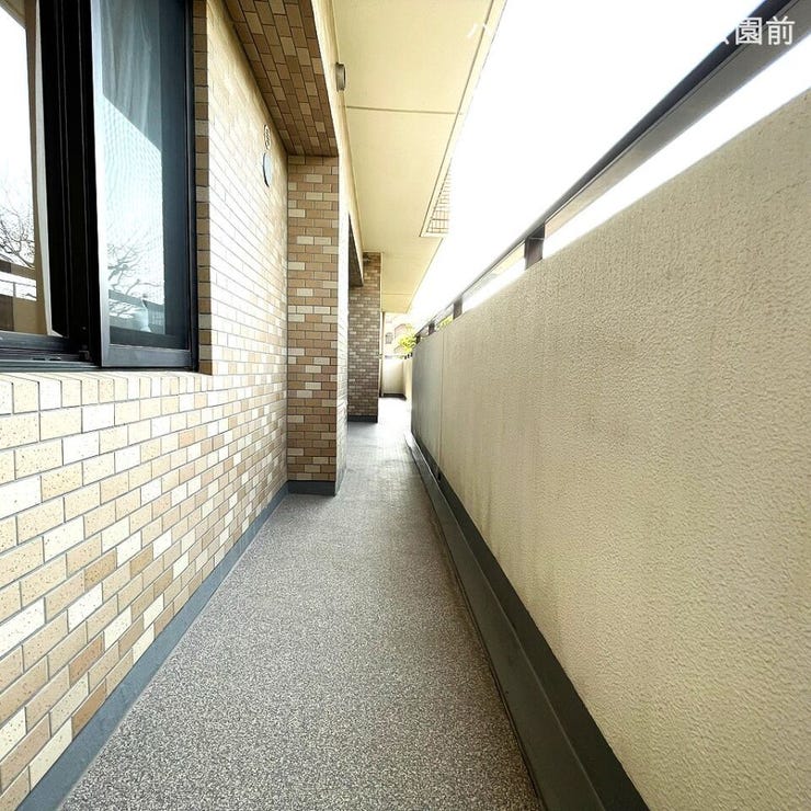 北側バルコニーの写真です。両面バルコニーになっており、それぞれのお部屋も窓が大きく取られているので、採光が取れております。