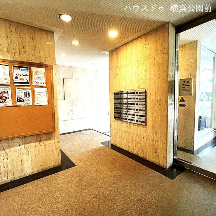 集合ポストは投函側と受取側が分かれており、プライバシーが確保されています。そばに掲示板もございます。