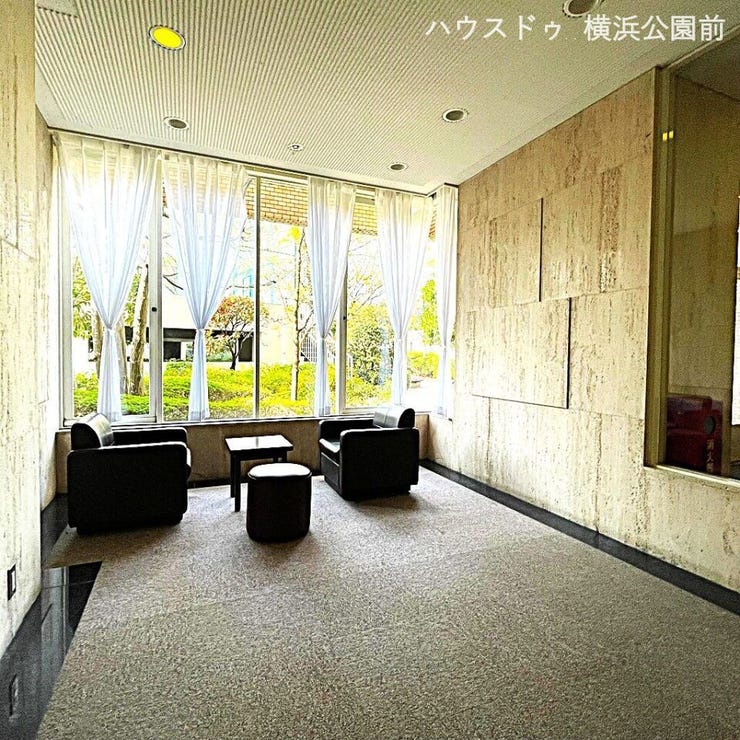 ロビーには応接用にソファとデスクが置かれています。