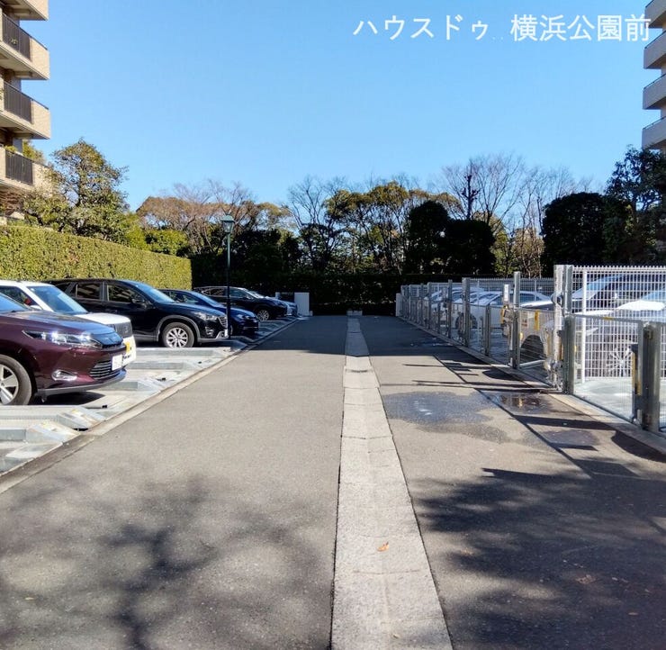 駐車場は敷地内に多数設置されています。