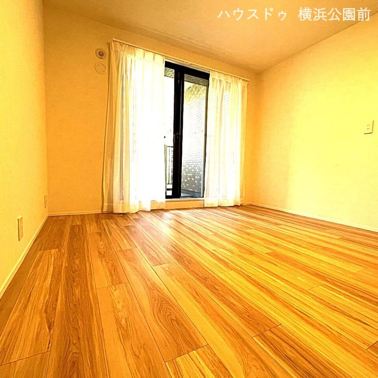 約6.6帖の洋室です。南向きの光が差し込み、温かみのあるお部屋となっています。