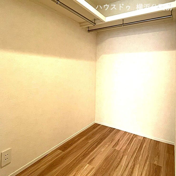 約6.6帖の洋室のウォークインクローゼットです。照明・コンセントもついています。