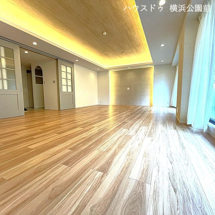 LDKは約31.6帖。十数個のライトで照らす上に南向きのバルコニーから光が差し込み、常に明るい環境を保ちます。