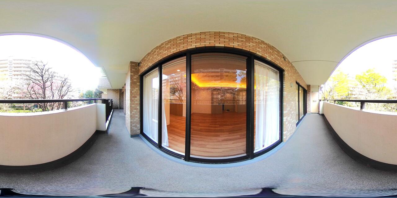 南側バルコニーの360度写真です。緑豊かな環境で、春は桜が咲いています。