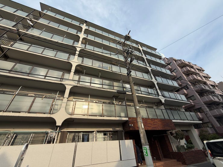 【外観】
落ち着いた外観のマンション。管理体制も良好で、安心して暮らせる住環境が整っています。