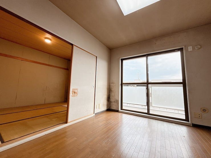 開口部に広い窓があり、採光・通風ともに多く取り込めます。