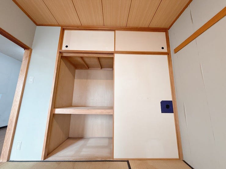 押入れがあり、布団などもたくさん収納できます◎