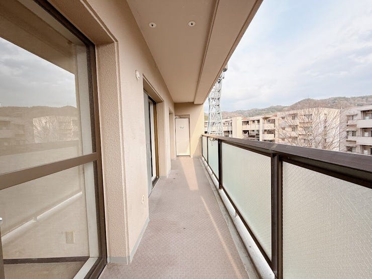 バルコニーは日当たり良好で、洗濯物もよく乾きます◎