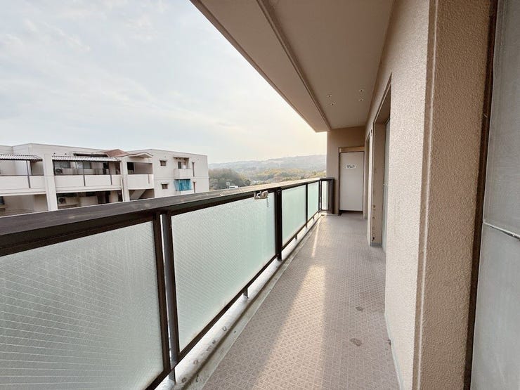 窓の間口が広く、洗濯物などの取り込みもスムーズです◎