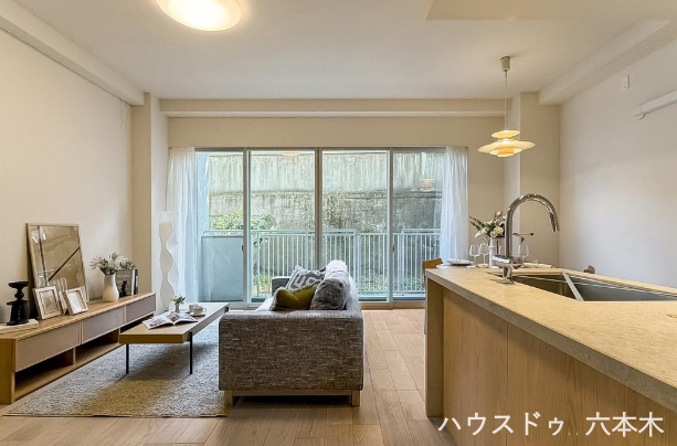 明るい光が差し込むリビングダイニング